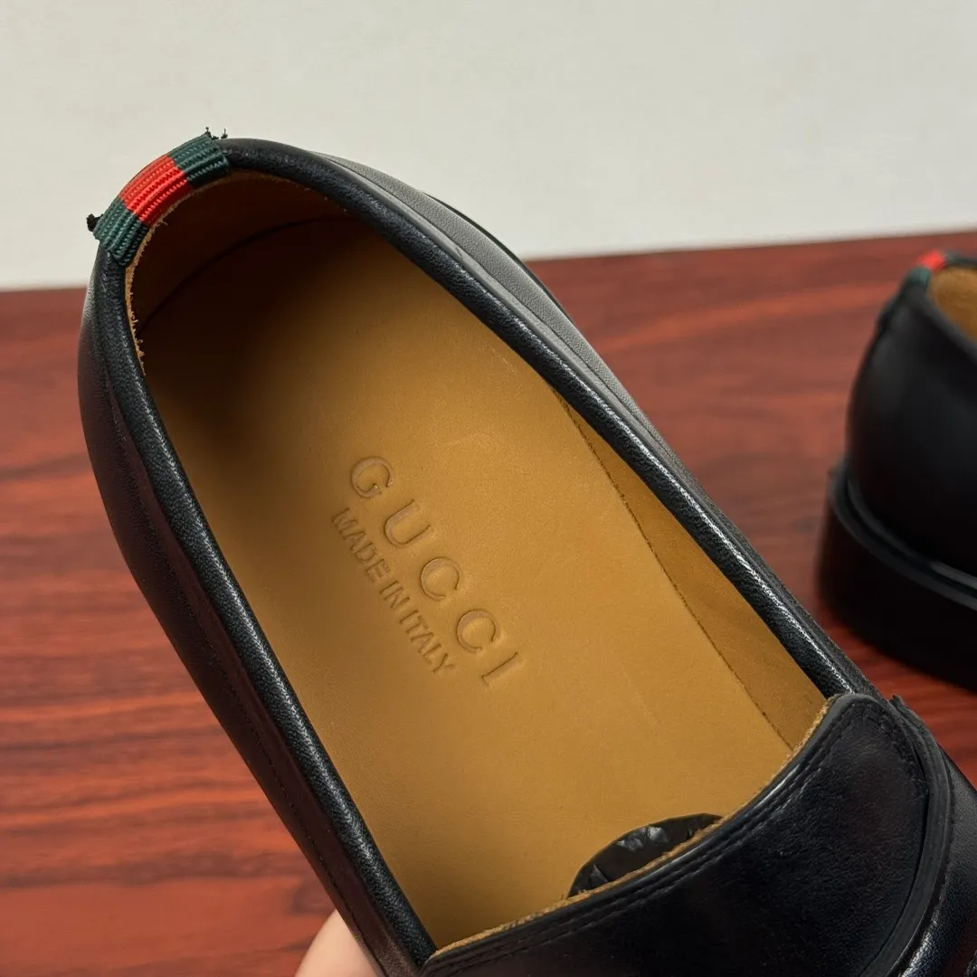 Batch 980 Gucci/Gucci new men's solid color leather loafers! These elegant loafers are crafted from soft glossy cowhide and are available in two styles. The upper is decorated with genuine leather buckles, adding low-key and unique logo pattern elements. Simple style design. Classic European and American last style. Standard style. Red and green webbing decoration on the heel embellishes brand style details. Select high-quality leather, look at the details for textured workmanship, dyed calfskin lining, uniform and delicate pores, soft and comfortable. Thickened leather outsole, composite rubber bottom sheet at the heel, excellent foot comfort, wear-resistant and non-slip, the first choice for light luxury, versatile for footwear, and comes with a full set of packaging! Size: 39-40-41-42-43-44 leather shoe size (38.45.46 can be customized) Item number: 812168 Leather black